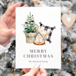 ウォーターカラーファームハウス素朴クリスマス シーズンポストカード<br><div class="desc">この居心地の良い素朴な休日のはがきは、農家の水彩イラストレーション-スタイル枕、ミニチュアのクリスマスツリー、そして小さな家を備えている。「MERRY CHRISTMAS」という言葉は、アートとコーディネートするグレーのセリフ文字で現れる。家族の名前と年を木炭の灰色のイタリック体で加え、差出人住所を背中に加える。</div>