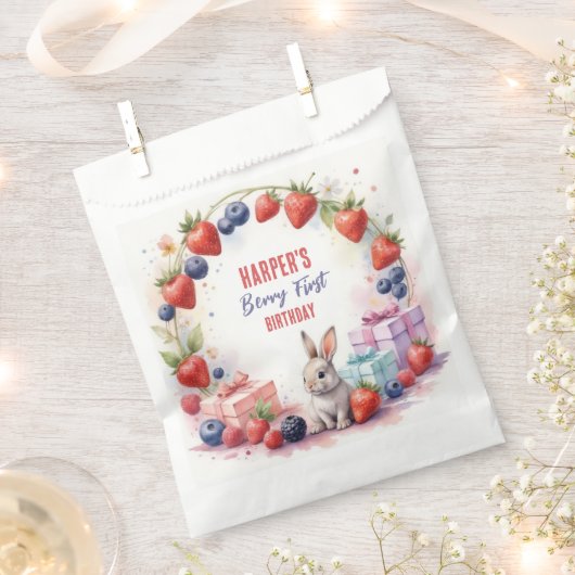 ウォーターカラーベリーファースト誕生日バニーとギフト フェイバーバッグ (クリップ留めされた状態)
