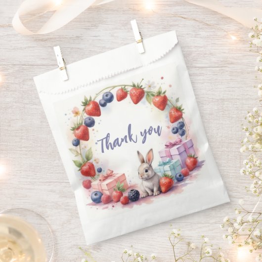 ウォーターカラーベリーファースト誕生日バニーとギフト フェイバーバッグ (クリップ留めされた状態)