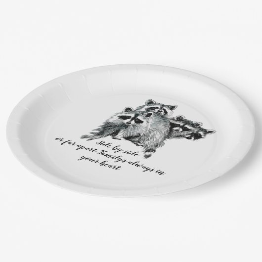 ウォーターカラーラクーンファミリー感動的引用文 ペーパープレート (アングル)