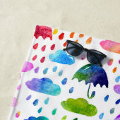 ウォーターカラーレインボー傘雨の日の女の子 ビーチタオル (インサイチュ)