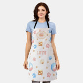 ウォーターカラー"LOVE"デザインと犬の足跡 エプロン (着用した状態)