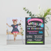 ウォータースライド誕生日の夏のピンクのチョークボードの写真 招待状 (スタンド正面)