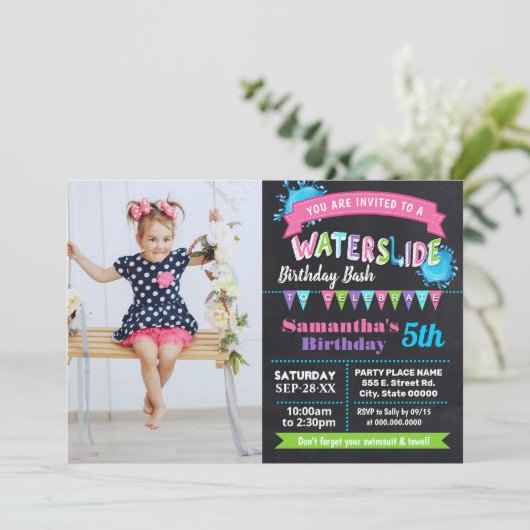 ウォータースライド誕生日の夏のピンクのチョークボードの写真 招待状 (スタンド正面)