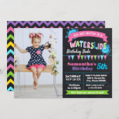 ウォータースライド誕生日の夏のピンクのチョークボードの写真 招待状 (正面/裏面)