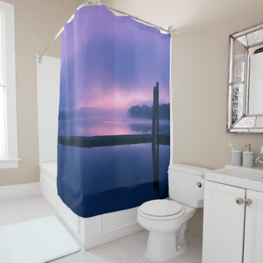 ウォーターフロントでの紫とピンクの日の出 シャワーカーテン (インサイチュ)