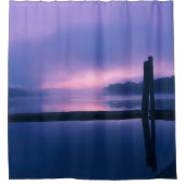 ウォーターフロントでの紫とピンクの日の出 シャワーカーテン (正面)