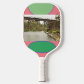 ウォーターフロントとブリッジのキャピトラのシーン ピックルボールラケット (正面)
