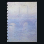 ウォータールー橋、Claude Monetによるミスト効果 ノートブック<br><div class="desc">Waterloo Bridge,  Effect of Mist (1903) by Claude Monetはヴィンテージ印象派の美術素晴らし建築絵画の作品。テムズ川の上にボートで漕ぐ乗組員がいる。霧が立ち込める霧の朝、イギリスのロンドンのウォータールー橋。アーティストについて：クロード・モネ(1840-1926)は印象派の運動の創始者であフランスのり絵画、その絵画の大部分は「空中に浮かぶ」（野外に浮かぶ）スタイル印象派の風景である。</div>