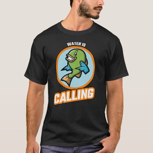 ウォーター・イズ・コーリング 楽しい釣り好き Tシャツ (正面)