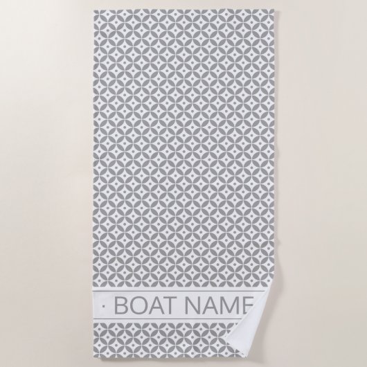 ウォームグレーハンプトンスタイルパーソナライズされたボート名 ビーチタオル (正面)