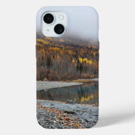 ウォームトーンの秋の紅葉の自然風景 iPhone 15ケース