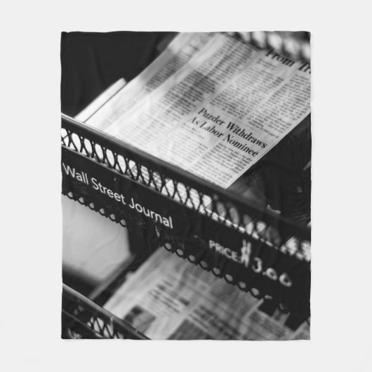 ウォールストリートジャーナル棚の新聞 フリースブランケット (正面)