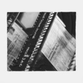 ウォールストリートジャーナル棚の新聞 フリースブランケット (正面(横))