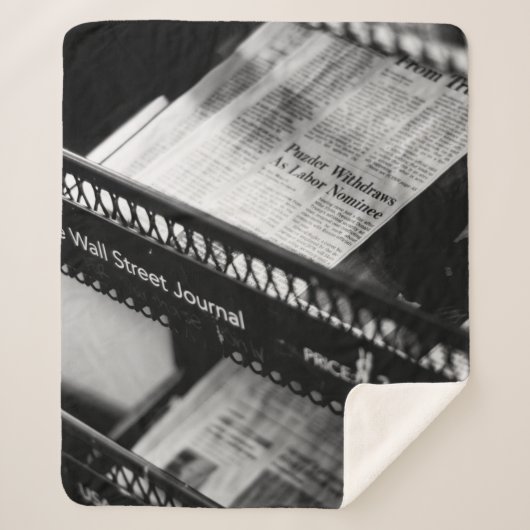 ウォール街の雑誌棚の新聞 シェルパブランケット (正面)