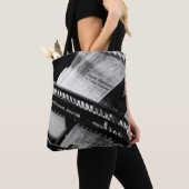 ウォール街の雑誌棚の新聞 トートバッグ (クローズアップ)