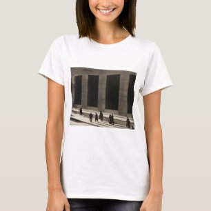 ウォール街(by Paul Strand, 1915) Tシャツ