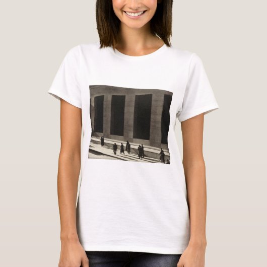 ウォール街(by Paul Strand, 1915) Tシャツ (正面)