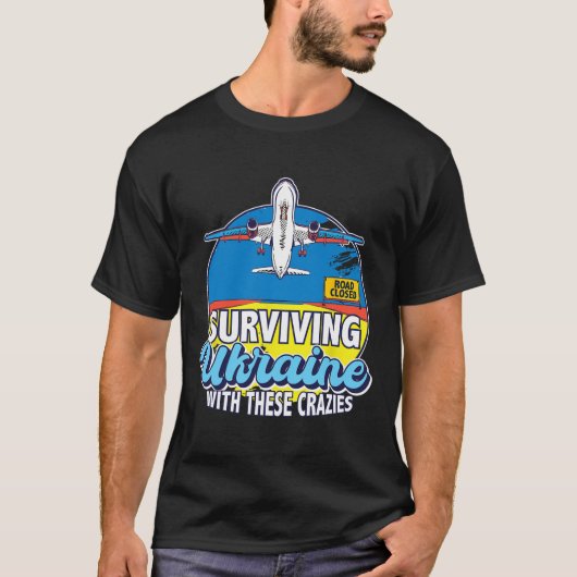 ウクライナでこのクレイジーたちと生き残る ウクライナ Tシャツ (正面)