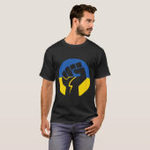 ウクライナとの連帯を叫ぶ拳 Tシャツ (正面フル)