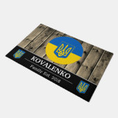 ウクライナとウクライナ素朴国旗の木材/家族 ドアマット (アングル)