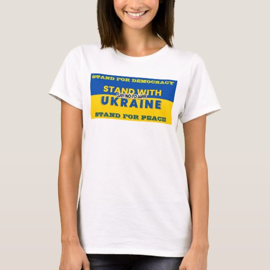 ウクライナと立つ – 戦争Tシャツにノーと言う Tシャツ (正面)