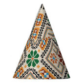 ウクライナのクロスステッチ：民族手作りパターン。 パーティーハット (左)