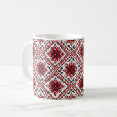 ウクライナの伝統的な刺繍の民族芸術、赤いマグカップ コーヒーマグカップ (正面左)