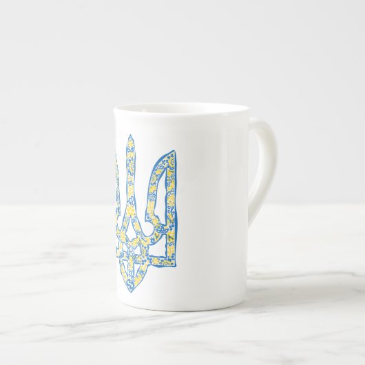 ウクライナの国章、トライズブ民族の民族的な民族 ボーンチャイナマグカップ (正面右)