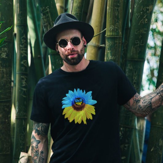 ウクライナの水色ひまわり青い黄色の旗 Tシャツ