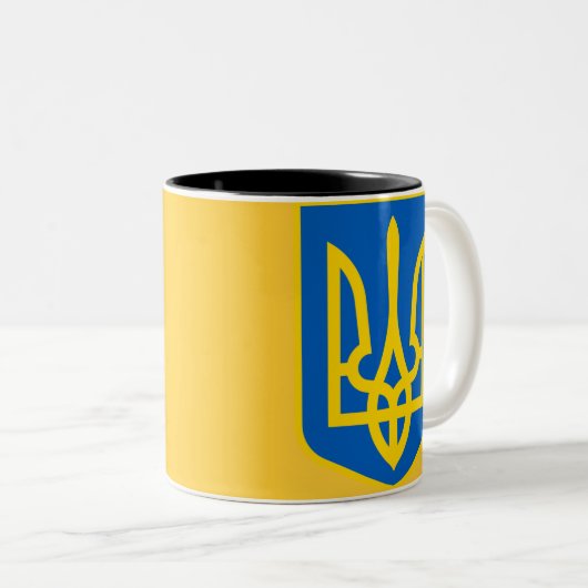 ウクライナの紋章付き外衣 ツートーンマグカップ (正面右)