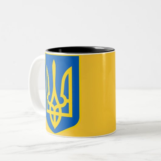 ウクライナの紋章付き外衣 ツートーンマグカップ (正面左)