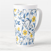 ウクライナの花柄の民族芸術モチーフ。 カフェラテマグ (右アングル)