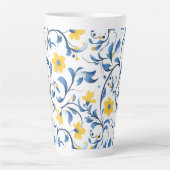 ウクライナの花柄の民族芸術モチーフ。 カフェラテマグ (正面)