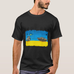 ウクライナの農夫がトラクターで戦車を引っ張る面白い光景 Tシャツ