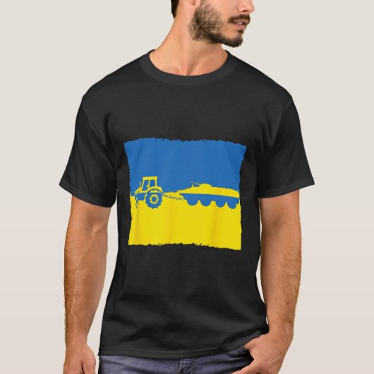 ウクライナの農家のトラクターがロシアの戦車を盗む面白いデザイン Tシャツ (正面)