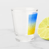 ウクライナの黄色い青の幾何学的メッシュパターン ショットグラス (左)
