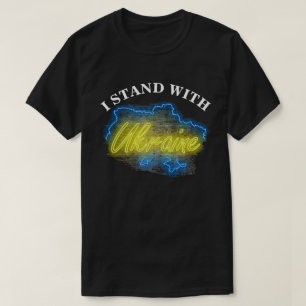 ウクライナのTシャツと共に立つ Tシャツ