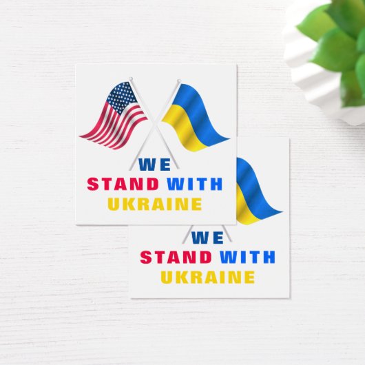 ウクライナをサポートする米国国旗とウクライナ国旗のカード (デスク)