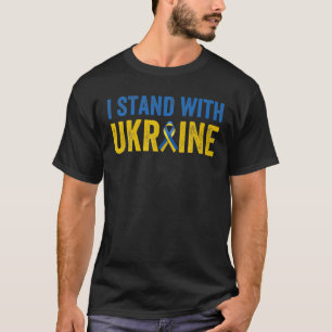 ウクライナを支持するウクライナリボン国旗と共に立つ Tシャツ