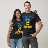 ウクライナを支持するウクライナ国旗を掲げる Tシャツ (ユニセックス)