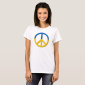 ウクライナサポートTシャツと共に立つ Tシャツ (正面フル)