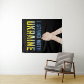 ウクライナシャツ支持ウクライナ国旗を掲げる タペストリー (インサイチュ(横))