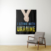 ウクライナシャツ支持ウクライナ国旗を掲げる タペストリー (インサイチュ)