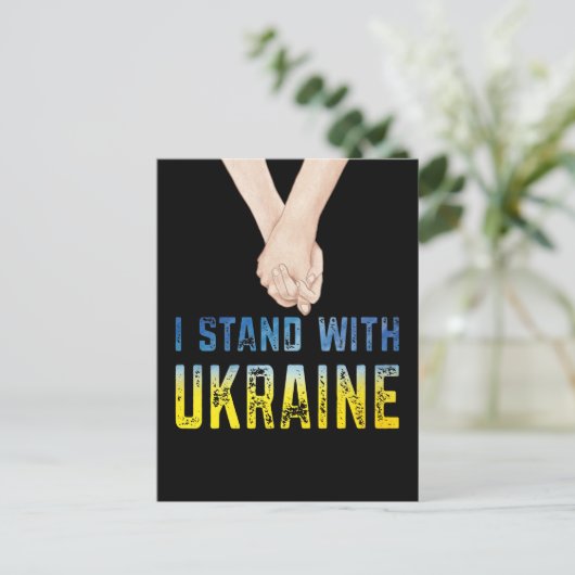 ウクライナシャツ支持ウクライナ国旗を掲げる ポストカード (スタンド正面)