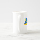 ウクライナタイポグラフィとウクライナ国旗の小麦穂 ボーンチャイナマグカップ (裏面)