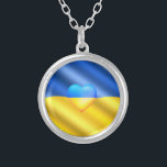 ウクライナネックレスウクライナ国旗のハート シルバープレートネックレス<br><div class="desc">サポートウクライナのネックレス平和 – ウクライナ国旗 – フリーダムサポート – 連帯 – 強い団結 – 自由の勝利！世界をより良い場所にしよう – みんなで一緒に！より良い世界が始まる – 依存 – あなたにも必要！1000以上のZazzle製品に転送できる。我々はウクライナと共に立つ！</div>