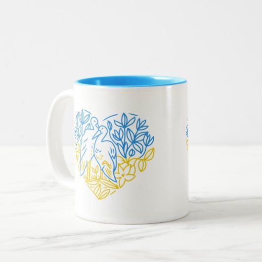 ウクライナマグと共に立つ ツートーンマグカップ (正面左)