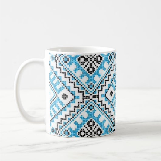 ウクライナ人のVyshyvankaの青く幾何学的な刺繍のマグ コーヒーマグカップ (左)
