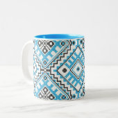 ウクライナ人のVyshyvankaの青く幾何学的な刺繍のマグ ツートーンマグカップ (正面左)